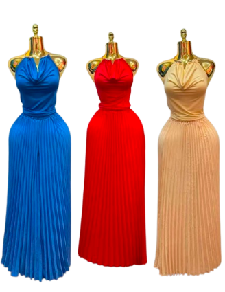 Robe longue plissée dos nu à col drapé, confectionnée dans un tissu fluide et extensible.