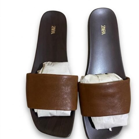 Mules plates en cuir marron – Zara
